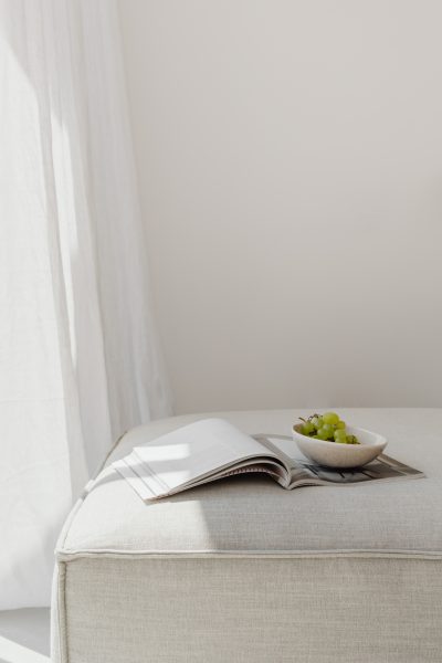 kaboompics_Magazine and grapes in a bowl on a linen couch (1)